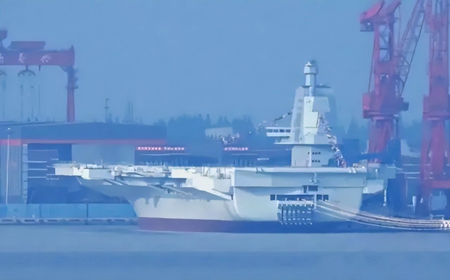 中共首艘電磁彈射型航母福建艦即將在近日啟動首次海試。（圖／騰訊網）