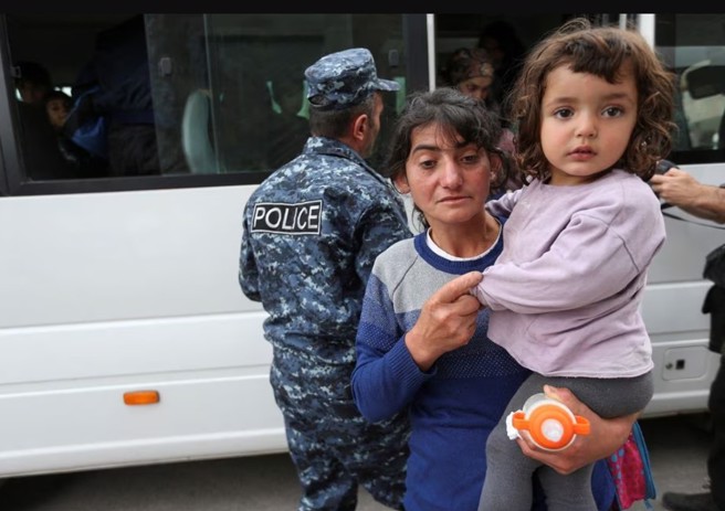 在納卡地區分成勝負後，12萬的納卡亞美尼亞難民，如果不願被亞塞拜然統治，只能前往亞美尼亞。(圖/路透社)