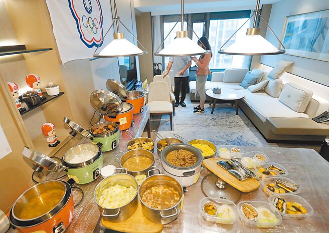 中继站提供肉燥饭、茶叶蛋等家乡美食，慰劳选手、安心出赛。（郑任南摄）
