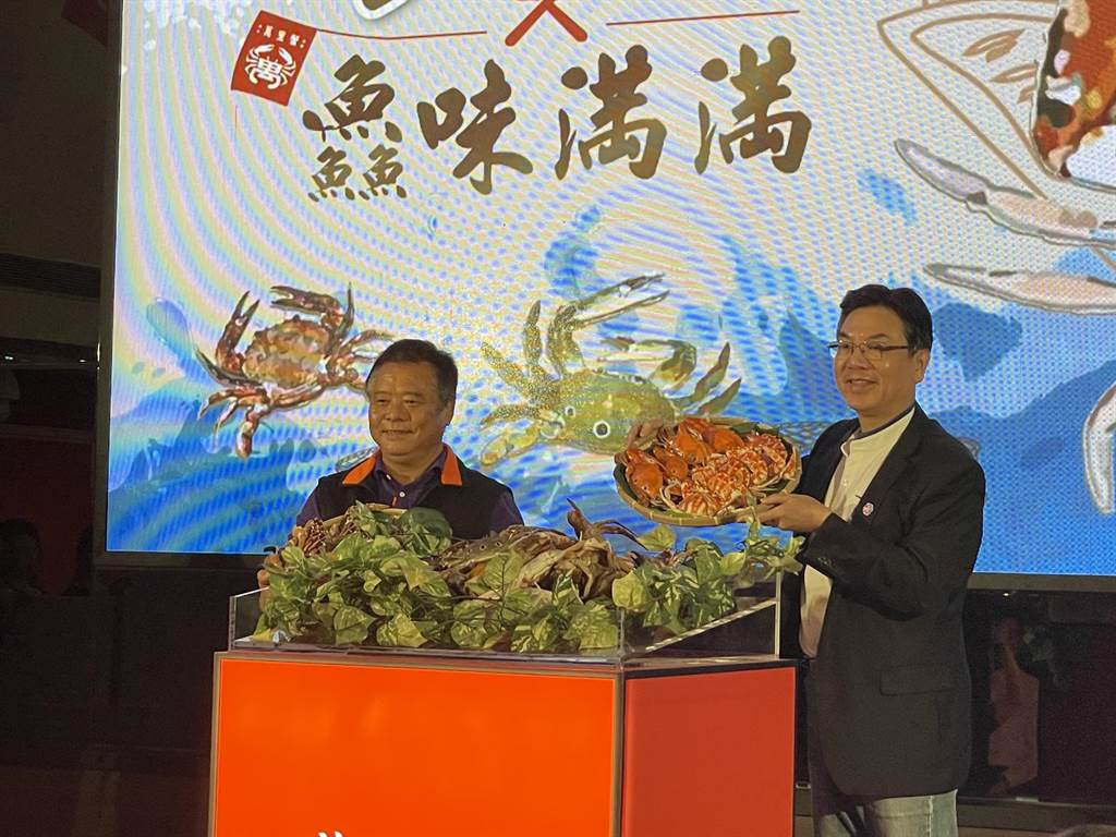 新北市副市長劉和然（右）出席萬里蟹產季記者會，邀請民眾到北海岸品蟹遊玩。（蔡亞樺攝）