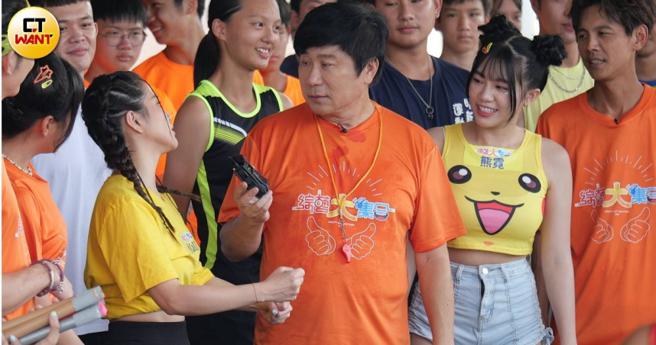 年僅20歲的啦啦隊女神熊霓，多次現身胡瓜主持的《綜藝大集合》節目。（圖／本刊攝影組）