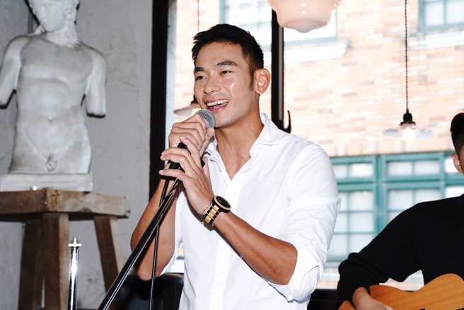 亮哲過去曾為演出消防員曾到消防單位見習。（圖／中時資料照）