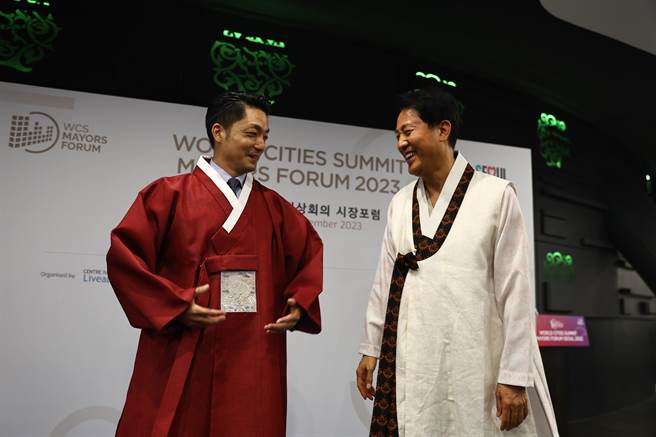 首尔市长吴世勋赠送台北市长蒋万安1套韩服，在吴世勋的邀请下，蒋万安换上韩服与吴世勋合照。（台北市政府提供／刘彦宜台北传真）
