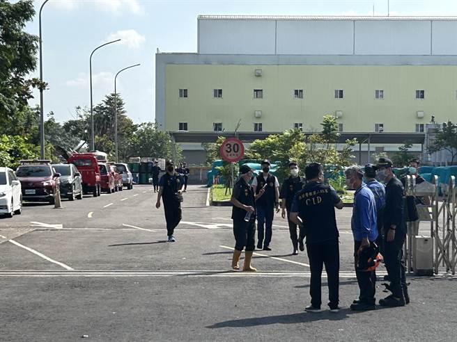 屏东消防局火灾调查小组、刑事局鑑识人员等一行人稍早进入火场进行调查。（谢佳潾）