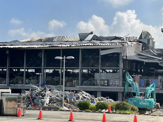 屏东明扬国际工厂爆炸案，因24日找到的部分骨块被法医认定为兽骨，因此目前确定9死1失联，搜索行动25日持续进行中。（谢佳潾摄）