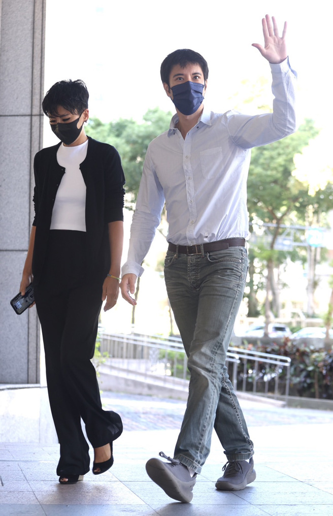 王力宏与李靓蕾争议再起，台北地院新店家事法庭25日开庭，审理两人离婚相关后续协议，王力宏（见图）一早由律师陪同亲自出庭。（陈俊吉摄）