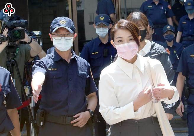 遭資策會控告侵犯著作權的新竹市長高虹安（右）出庭應訊。（本報資料照片／范揚光攝）