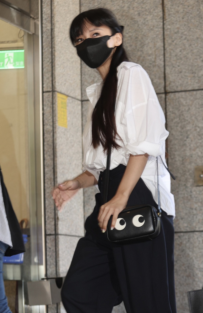 王力宏与李靓蕾争议再起，台北地院新店家事法庭25日开庭，审理两人离婚相关后续协议，李靓蕾（见图）一早由律师陪同亲自出庭。（陈俊吉摄）