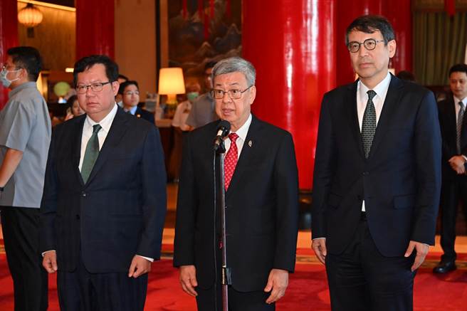 行政院长陈建仁上午出席世界台湾商会联合总会第29届年会暨第3次理监事联席会议开幕典礼，会前接受媒体联访。（行政院提供）