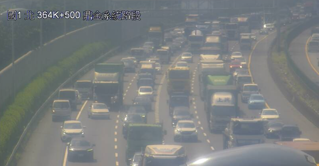 国1北上鼎金路段「多车追撞」！车流回堵5公里。(翻摄高速公路即时路况影像)

