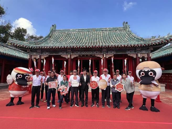 今年全国运动会的圣火传递，今天上午从台南市市定古蹟延平郡王祠出发。（洪荣志摄）