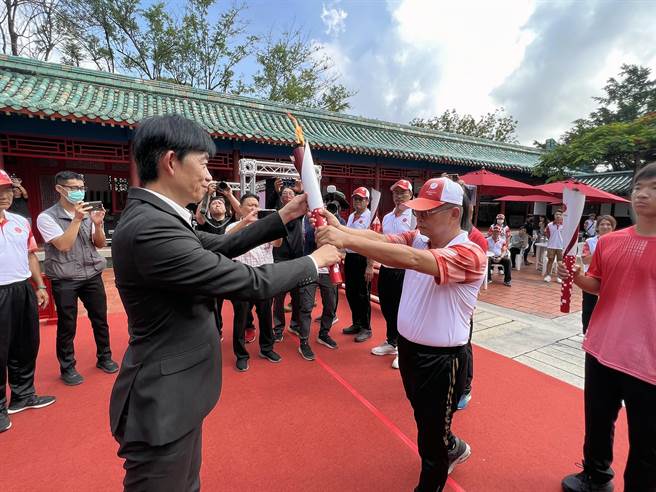 台南市副市长叶泽山将全运会圣火交给圣火队后，预定环台传递22县市。（洪荣志摄）