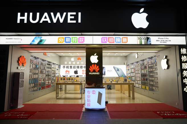 圖為華為與蘋果展示店面。（示意圖／達志影像）