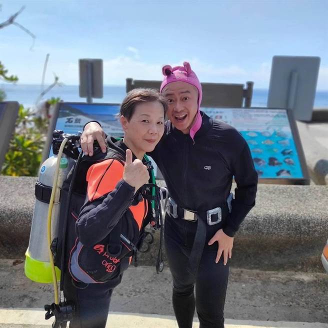 弹头带着阿姨到绿岛潜水。（欣春广告提供）