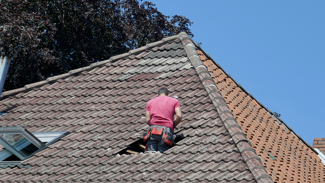 英國一戶民宅屋頂被飛機上的「落冰」砸破，維修費用高達1.2萬英鎊（約新台幣47.2萬元）。（示意圖／達志影像）