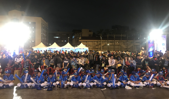 亚运棒球中韩对决，新北市政府体育处10月2日于板桥第一运动场举办直播派对。（新北市政府体育处提供）