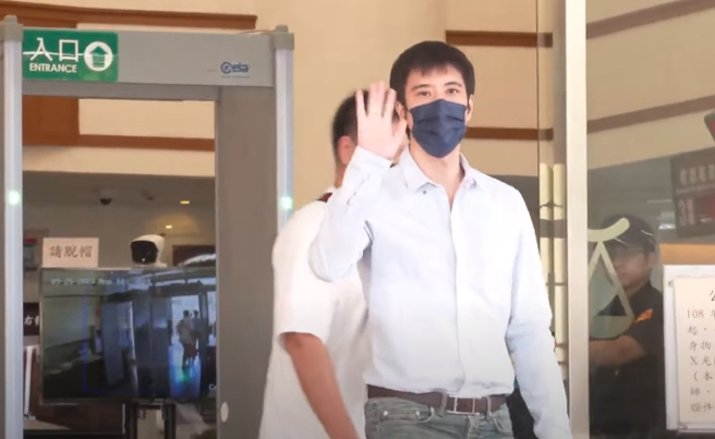 王力宏稍早已离开法院。（图／撷取自中时新闻网娱乐YT）
