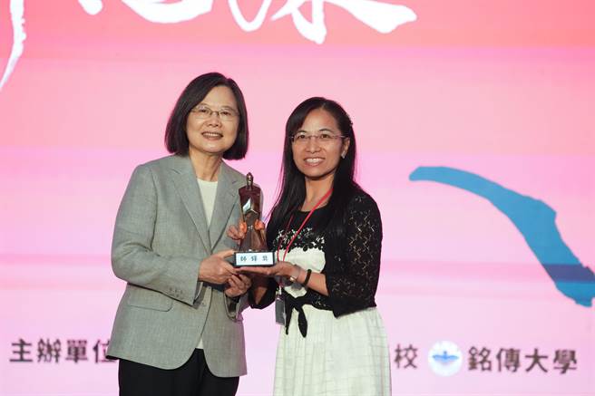 蔡英文总统（左）今天出席112年师铎奖、教育奉献奖及资深优良教师表扬大会，颁奖给师铎奖得主、宜兰县员山国中教师陈淑华（右）。（教育部提供／林志成台北传真）