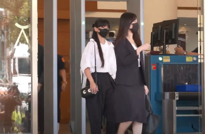 李靓蕾随后步出法院，向媒体致意后快速离开。（图／撷取自中时新闻网娱乐YT）