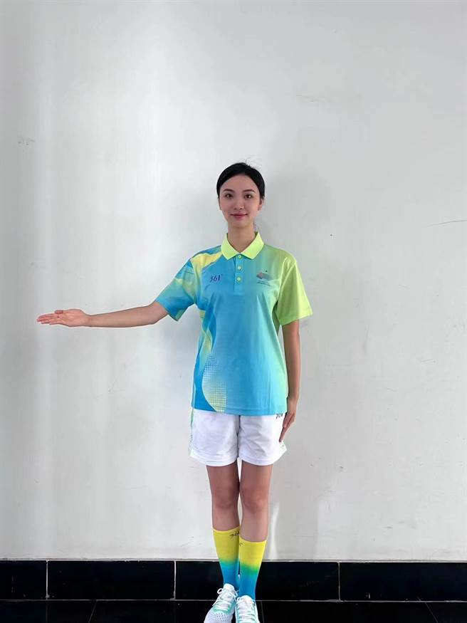 台生纪佳苇加入杭州亚运颁奖礼仪志愿者，队友互相督促饮食运动、保持体态。（照片由受访者提供）