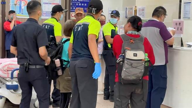 疑似遭土蜂攻击的民眾送医急救，目前都没有大碍，但被蜂螫的伤处都立即紫黑红肿。（张志康摄）