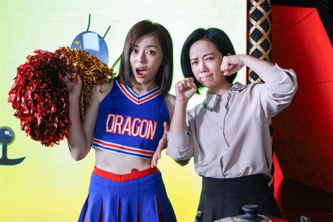 王瞳剧中露出肚子上的胎记，被亲生妈妈陈仙梅认出。（民视提供）