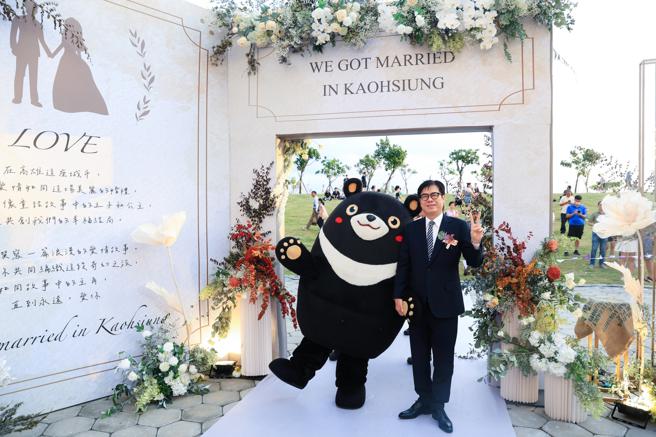 陈其迈与高雄熊走进婚礼现场，为80对新人的幸福做见证。（图／高雄市民政局）