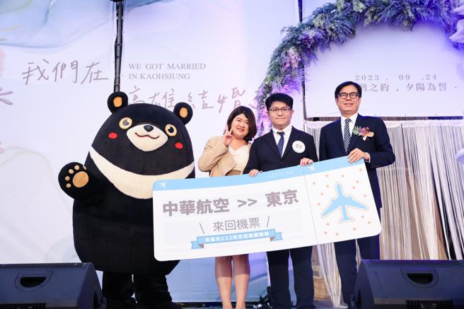 陈其迈加码2组高雄东京来回机票，抽中奖品的新人，喜上加喜，脸上尽是掩不住的喜悦！（图／高雄市民政局）