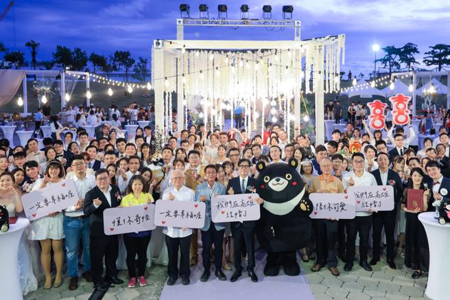 精心规划的婚礼派对，所有新人及亲友一起享用美食，共度幸福时光。（图／高雄市民政局）