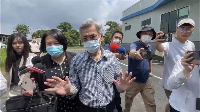 明扬董事长刘安晧（中）中午12时现身救灾现场，对于媒体追问，他一直回称「我不清楚」，约20分钟后离开。（民眾提供／谢佳潾屏东传真）