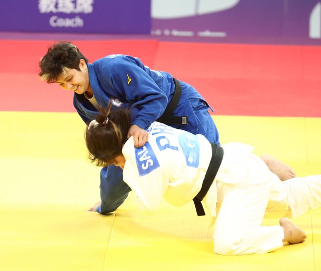 首次征戰亞運賽場的台灣柔道女將廖宇蓉（左）在敗部復活賽擊敗菲律賓選手，挺進女子70公斤級銅牌戰。（毛琬婷攝）