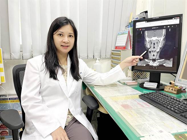 澄清医院耳鼻喉科主任徐毓婷指出，经检查这名阿兵哥两侧扁桃腺几乎kiss在一起。（澄清医院提供／冯惠宜台中传真）