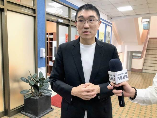 基隆市长谢国梁表示，基隆市将会动用预备金将基隆市的灭火器进行全面检查。（张志康摄）