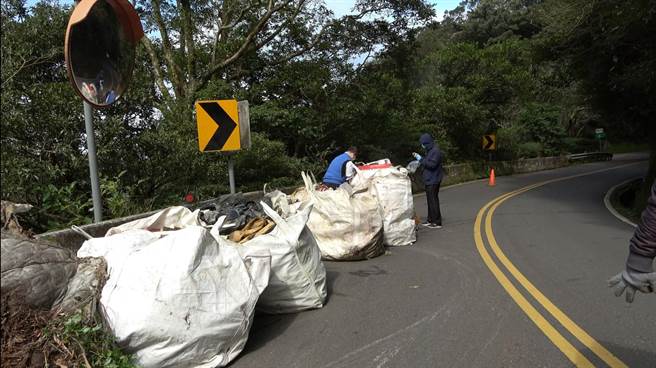 保七总队等单位准备太空包将丢弃的垃圾清运出，初步计算约有1公吨的重量。（翻摄画面）