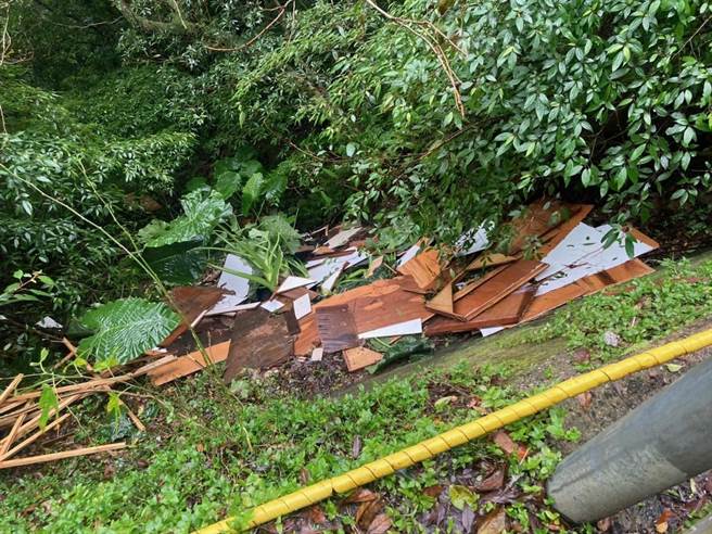 警方发现谢姓男子将营建废弃物任意丢弃在巴拉卡公路边坡。（翻摄画面）