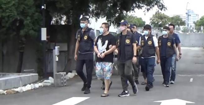 台中陈姓宫庙堂主以阵头吸引小弟加入讨债集团，平时在地方横行，警方日前逮获11人。（警方提供）