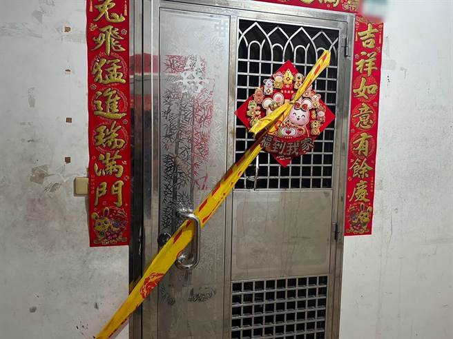 新北市新庄区民安路一处民宅发生火警，消防队迅速扑灭火势、救出吸入浓烟独自在家的游姓屋主。（蔡亚桦摄）