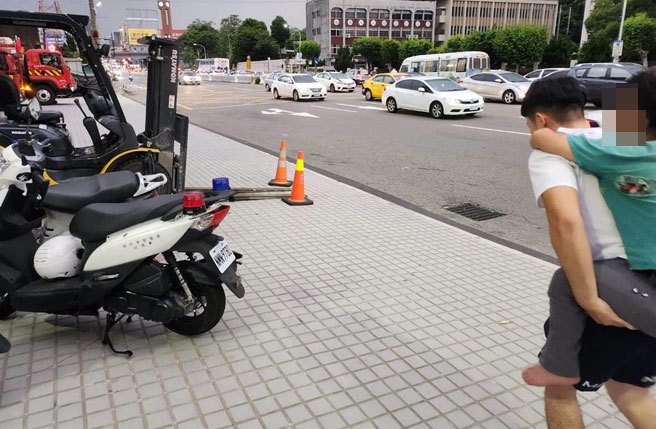 新竹市警二分局暖警王尹辰将阿嬷一路背回派出所休息。（新竹市警二分局提供／陈育贤新竹传真）