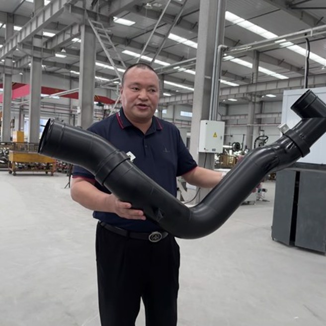 风雷工贸熊雷董事长亲切介绍。(图/张厚炜提供)