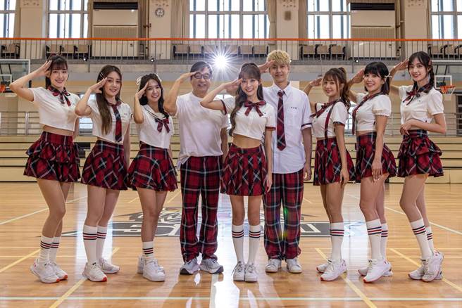 林襄（中）换上学生制服，露出甜美笑容。（世新提供）