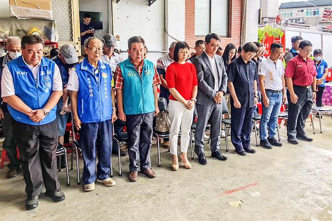 关西镇民徐玉树捐赠救护车给家乡，在屏东爆炸案殉职的消防员赖俊儒，曾在关西分队服务，出席人员起立为殉职人员默哀1分钟。（新竹县消防局提供／罗浚滨新竹传真）