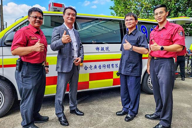 关西镇民徐玉树（左二）捐赠总价383万元的救护车给关西消防分队，名命为「乡亲号」。（新竹县消防局提供／罗浚滨新竹传真）
