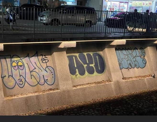 李姓男子等5人深夜到逢甲商圈至善路内新庄仔溪排水沟涂鸦，将被依毁损、社维法等究办。(摘自脸书爆料公社)