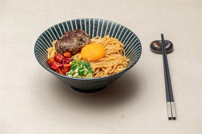 肉旨房特製牛肉漢堡排麻辣麵。（肉大人提供／吳娮翎台北傳真）