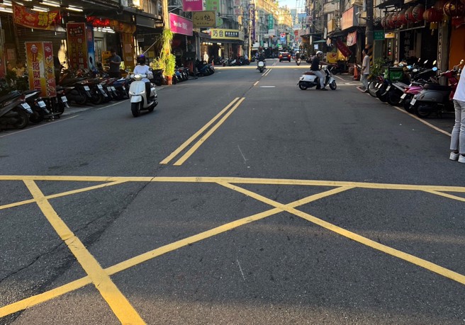 双胞胎违规穿越网状线遭骑士撞飞。（警方提供）