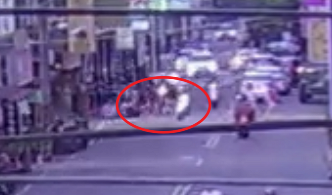 8岁双胞胎姊妹过马路，无照骑士闪避不及撞飞。（翻摄画面）