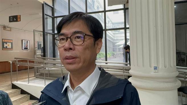 高市前议长曾丽燕涉诈助理费1330万元，高雄地院今（25）日下午宣判，重判12年、褫夺公权6年。面对一审结果，曾丽燕神隐未回应。对此，高雄市长陈其迈表示，对于司法判决予以尊重。（柯宗纬摄）