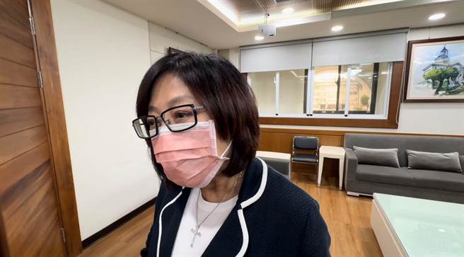 高市前议长曾丽燕涉诈助理费1330万元，高雄地院今（25）日下午宣判，重判12年、褫夺公权6年。现任高市议长康裕成则说，目前没有解职、停职问题，可继续当议员，就看最后判决怎样再来讨论。（柯宗纬摄）