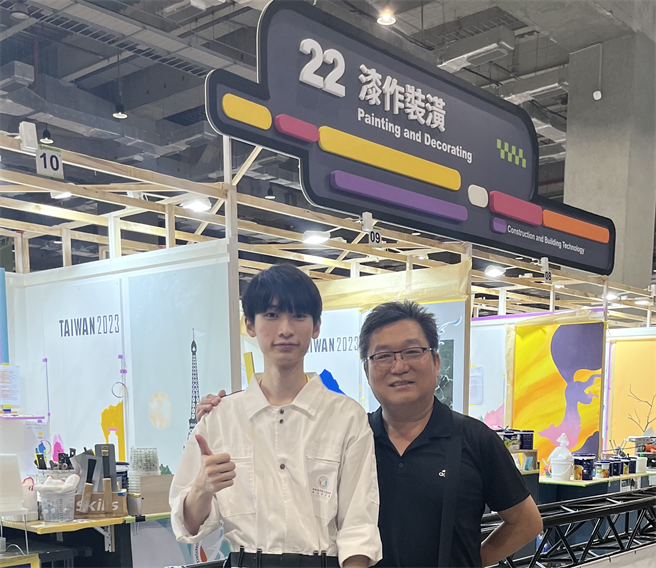 万能科技大学室内设计与营建科技系学生李俊诚（左），是漆作装潢类唯一台湾代表选手。（万能科大提供／吕筱蝉桃园传真）