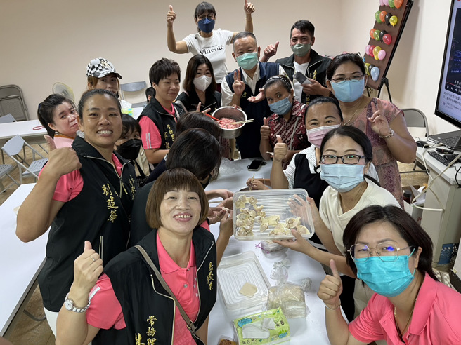 讲师刘建华传授金元宝馄饨的作法与诀窍，指导现场民眾体验包馄饨。。（移民署嘉义县服务站提供）